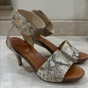 NWOT Vince Camuto Odela Women's Snakeskin Sandals size 6